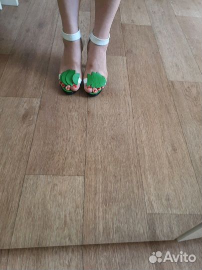 Женские босоножки