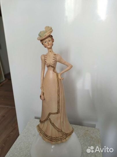 Дама в шляпе статуэтка из полистоуна