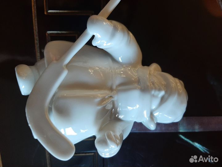 Фарфоровая фигурка мальчик с клюшкой СССР