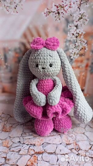 Мягкая вязаная игрушка плюшевый заяц ручной работы
