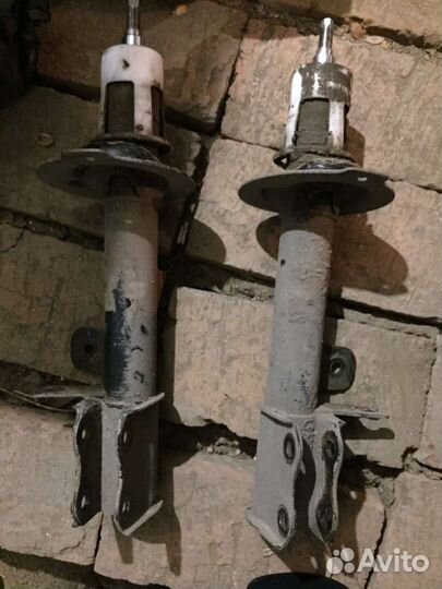 Переднии стойки