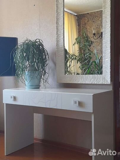 Зеркало и стол