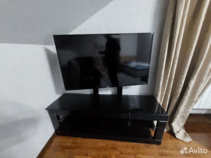 Стойка под телевизор с кронштейном стеклянная