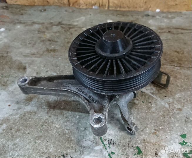 Обводной ролик с кронштейном Mercedes m278 m157