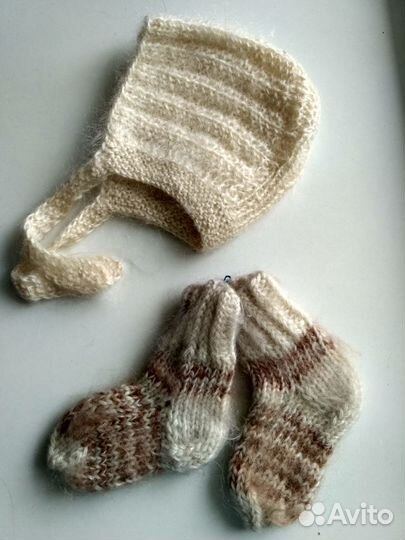 Шерстяные шапочка и носочки для малыша