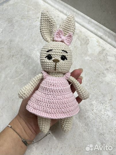 Вязаные игрушки зайка