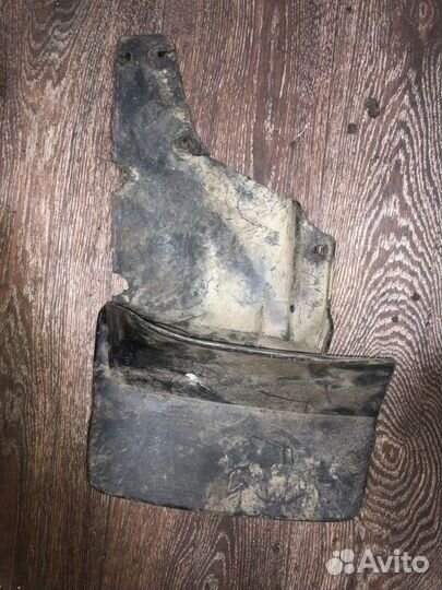 Брызговик задний левый Toyota Land Cruiser FZJ100