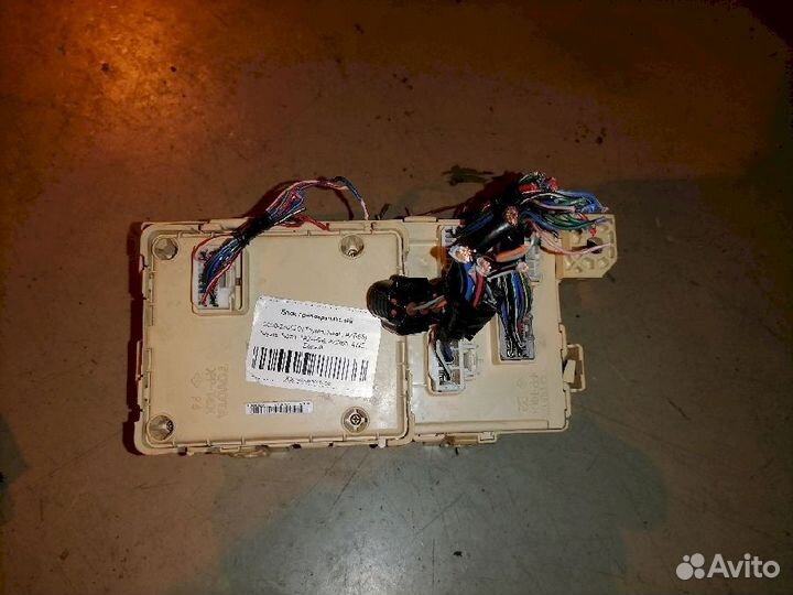 Блок предохранителей Toyota Noah AZR65 82730-28130