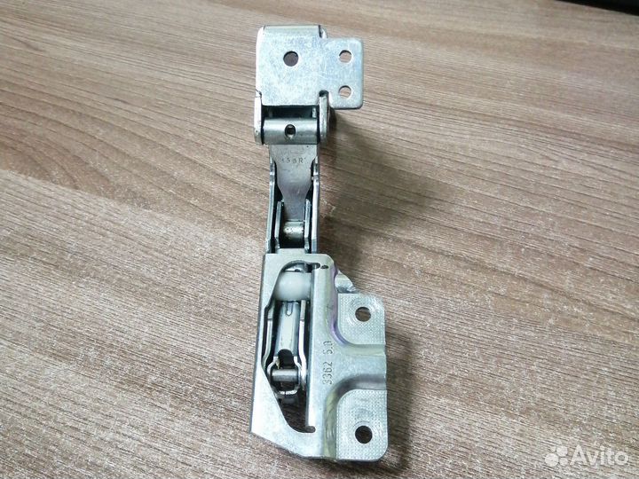 Петля дверцы холодильника Gorenje