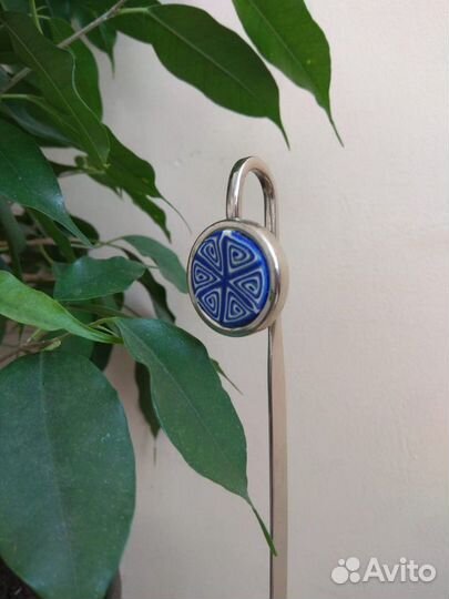 Металлическая закладка для книг, декорированная