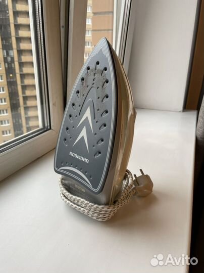 Утюг Redmond RI-C205