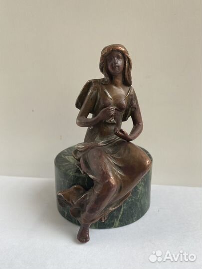 Статуэтка девушка металл камень антиквариат