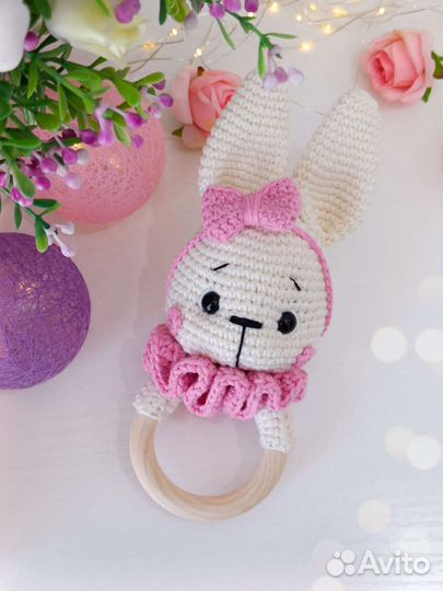 Вязаная погремушка (грызунок) и вязаные носки