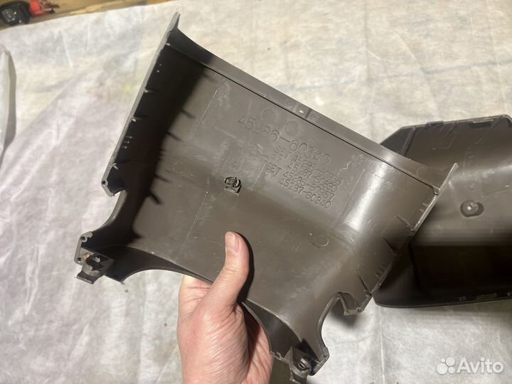 Кожух рулевой колонки в боре Toyota land cruiser l