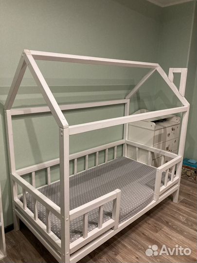 Детская кроватка домик