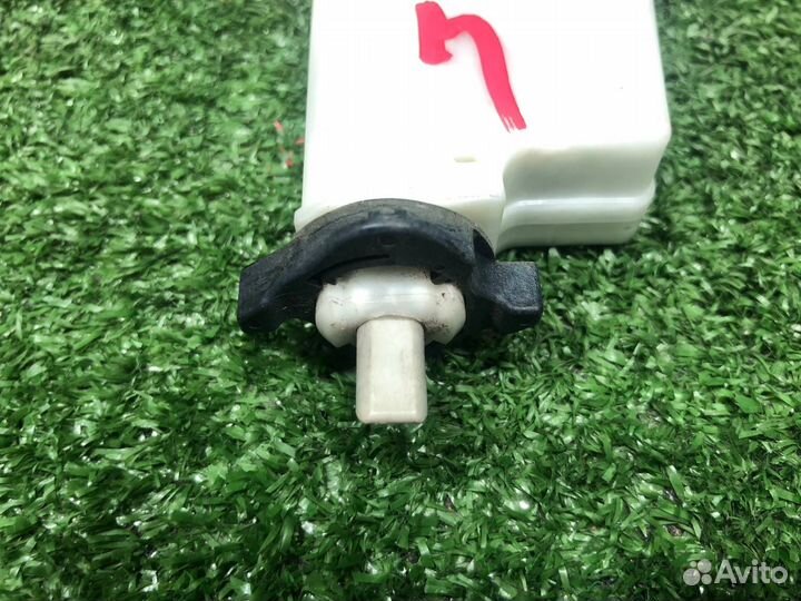 Замок лючка бензобака Nissan Fuga Y50 PY50 PNY50