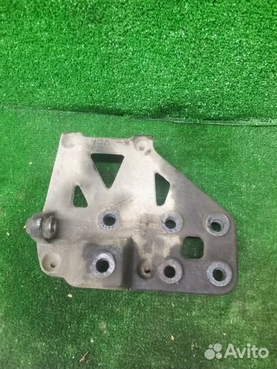 Кронштейн компрессора кондиционера Mitsubishi