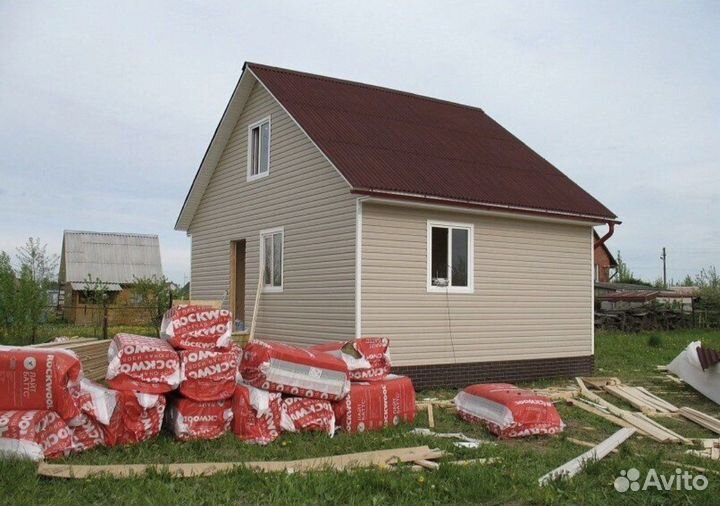 Строительная бригада плотников