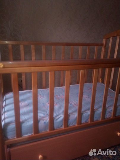Детская кроватка с матрасом в отличном состоянии