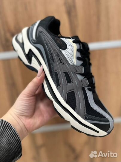 Кроссовки asics