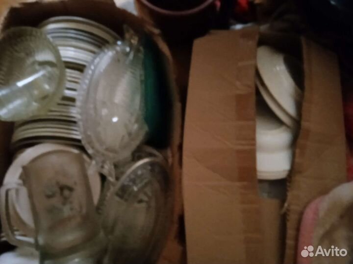 Посуда в коробках чашки блюдца тарелки