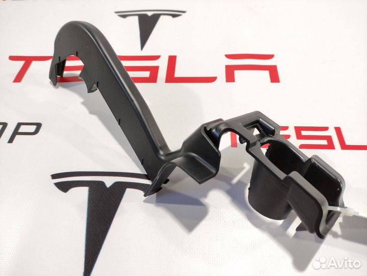 Кронштейн (крепление) коврового покрытия багажника