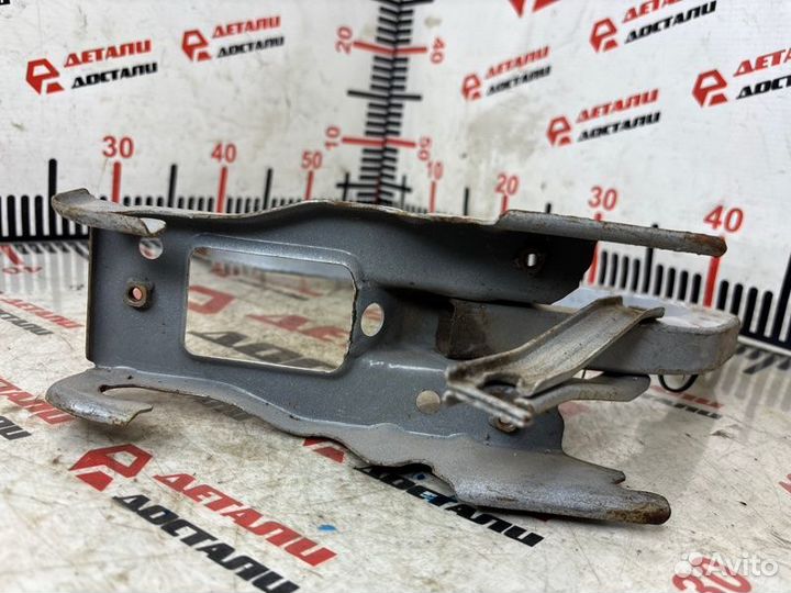 Петля двери багажника Nissan Cefiro A32