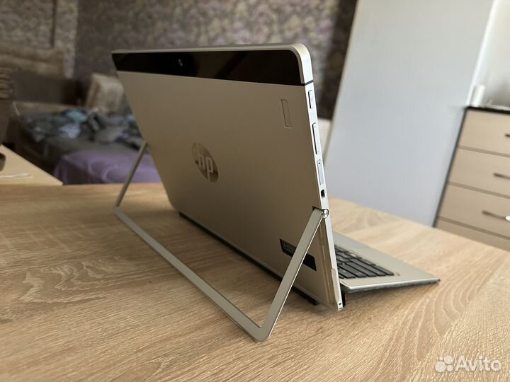 IPS. Core m5. 8GB. SSD. LTE