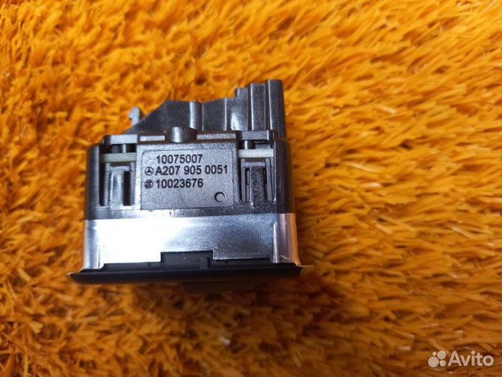 Кнопка открывания багажника передняя правая