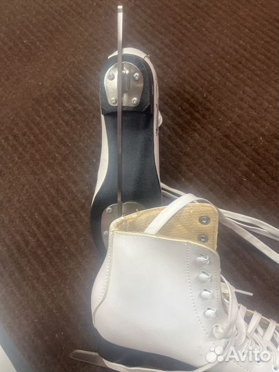 Коньки фигурные женские 40 размер