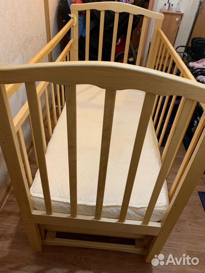 Детская кроватка с маятником и ящиком