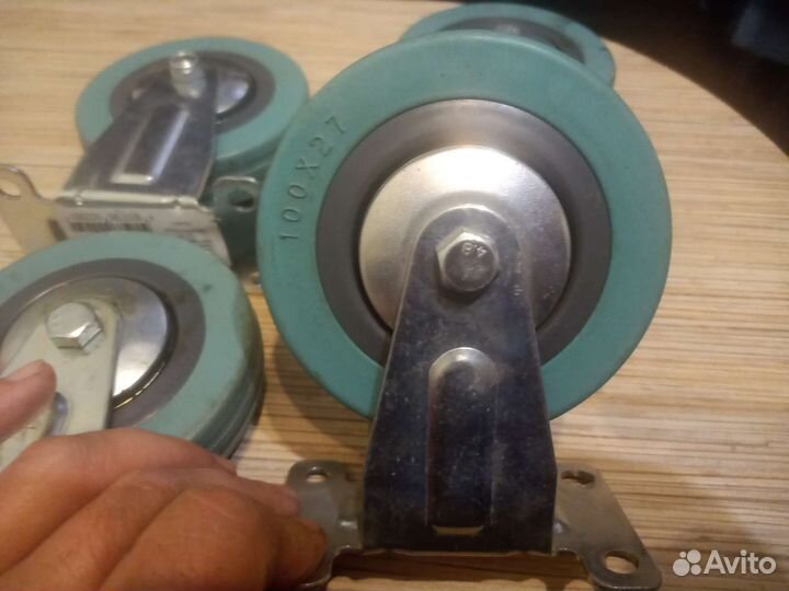 Колеса диаметром 100 мм. На втулке