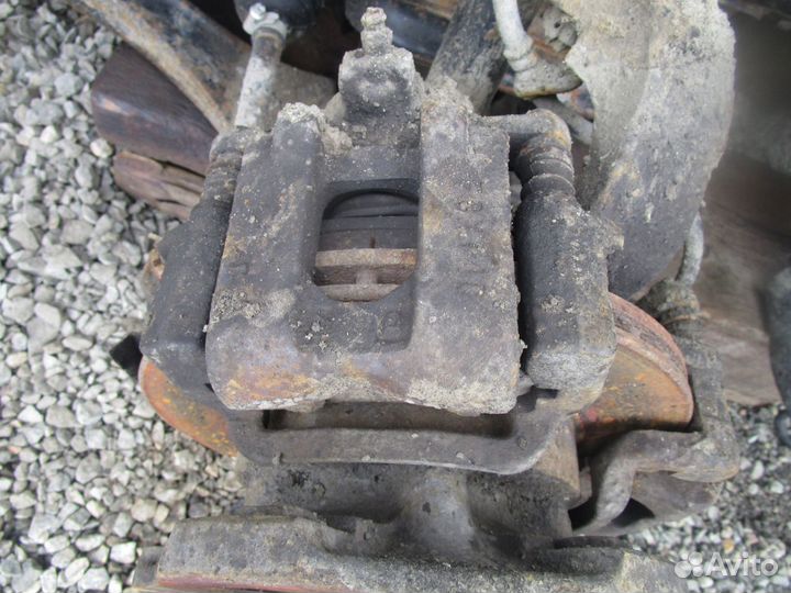 Передний тормозной суппорт Mitsubishi Canter