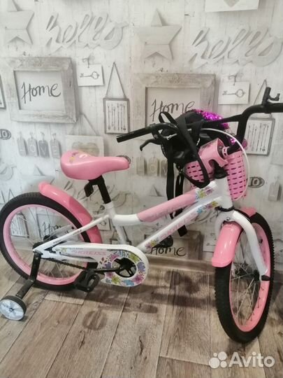 Велосипед и детский домик