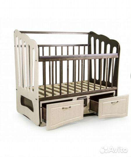 Детская кроватка с маятником и ящиком
