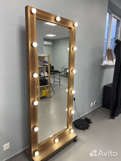 Зеркало с лампочками на подставке