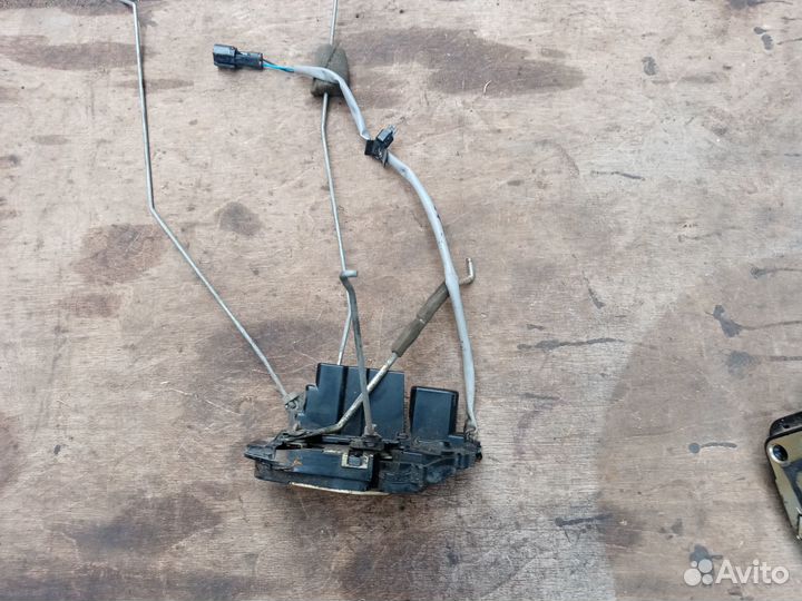 Замок передн/левый на Киа Каренс 2004 год