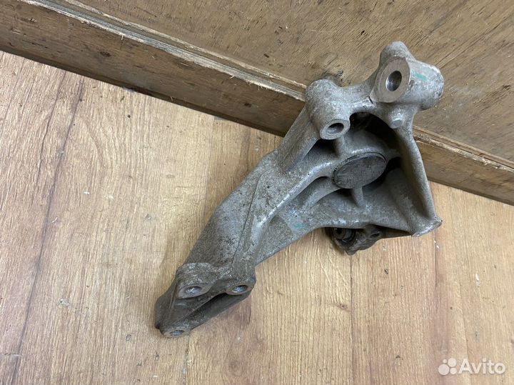 Кулак поворотный задний правый Volkswagen Passat B