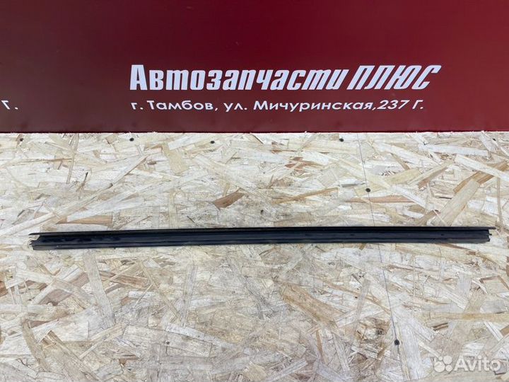 Уплотнитель стекла двери внутренний передний левый