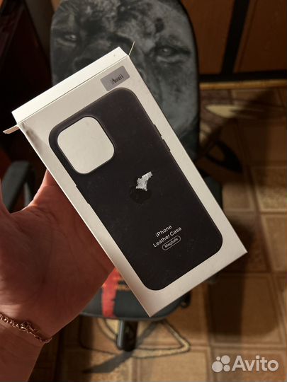 Кожаный чехол на iPhone 14