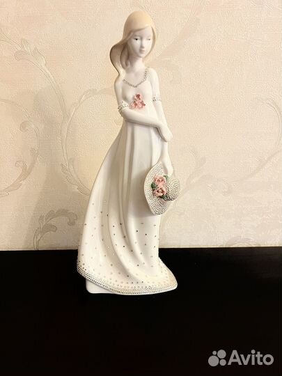 Статуэтка (фигурка) фарфоовая девушка со шляпой