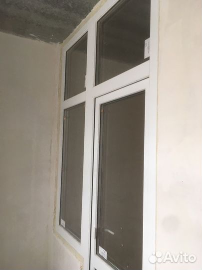 Стеклянная дверь на балкон