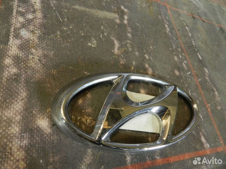 Эмблема решетки радиатора - Hyundai i40 (2011-13г)