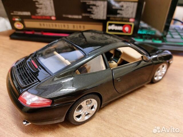 Коллекционная модель Porsche 911 Carrera 4 1:18