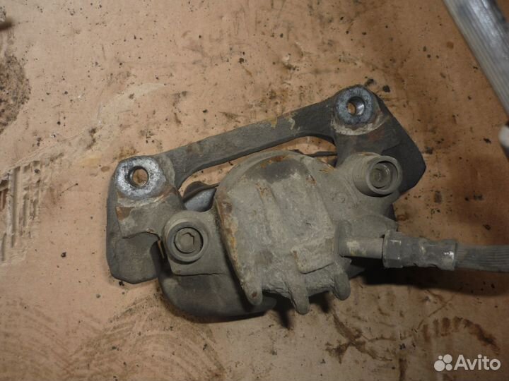 Суппорт передний левый Вольво S60