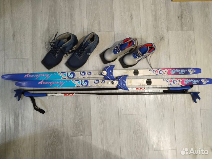 Лыжи беговые с ботинками и палки. бу