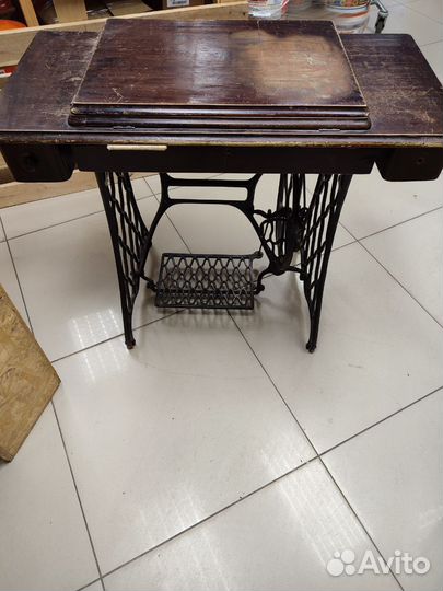 Швейная нож.машинка анквариат на чуг. станине пгмз