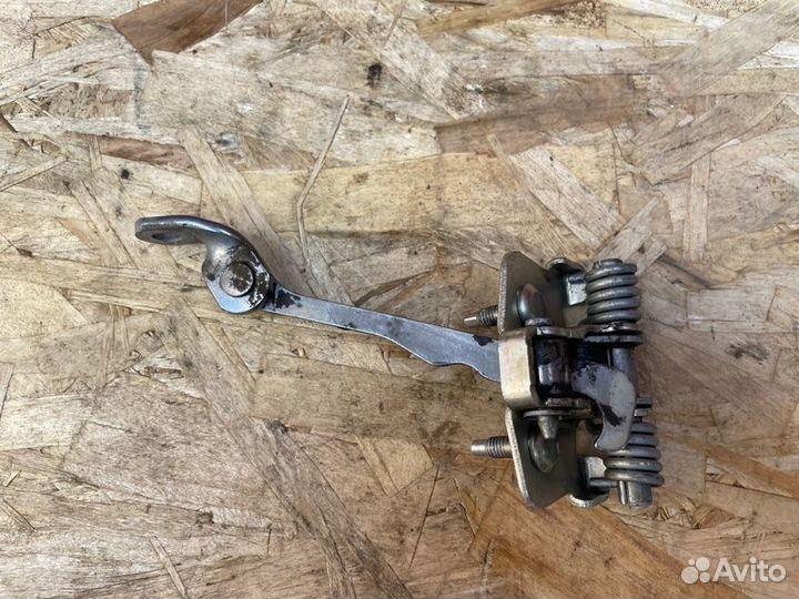 Ограничитель двери Renault Duster