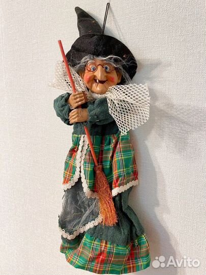 Баба Яга с метлой. Оберег