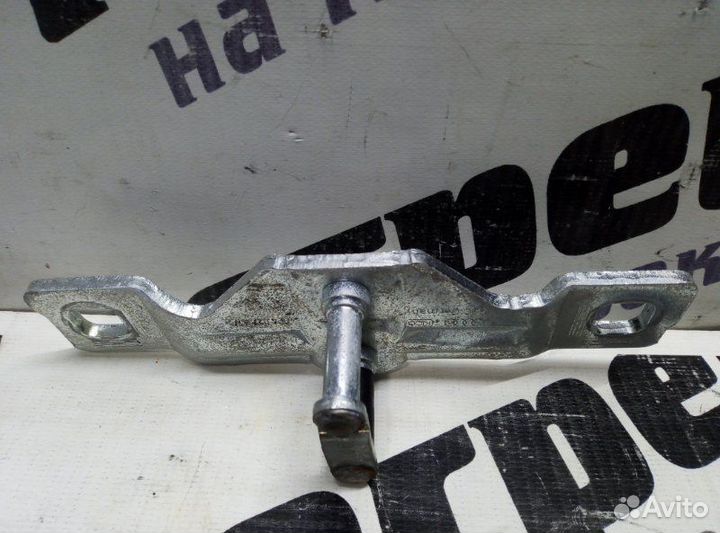 Петля замка крышки багажника Audi A4 B7 BWE